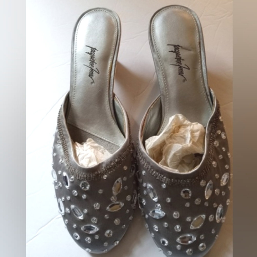 Jacqueline Ferrari Gray Satin Bejewelled Formal Wear Kitten Heel Mules. Size: 6